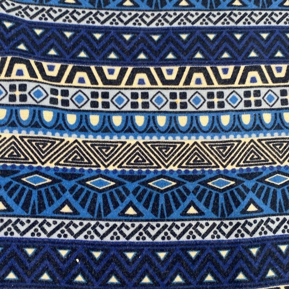 Kim Rogers size  XL top with 3/4 sleeves blue on blue alternating patterns - Picture 5 of 6